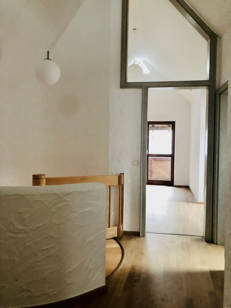 Galeriebereich mit Holzboden und geschwungener Brüstung