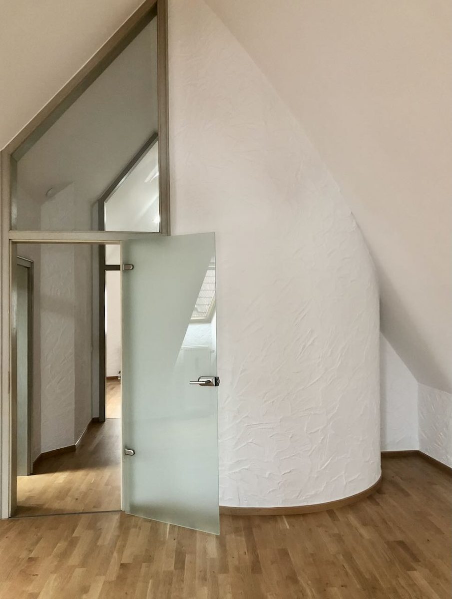 Flur im Dachgeschoss der Maisonettewohnung mit Dachschräge und Holzboden